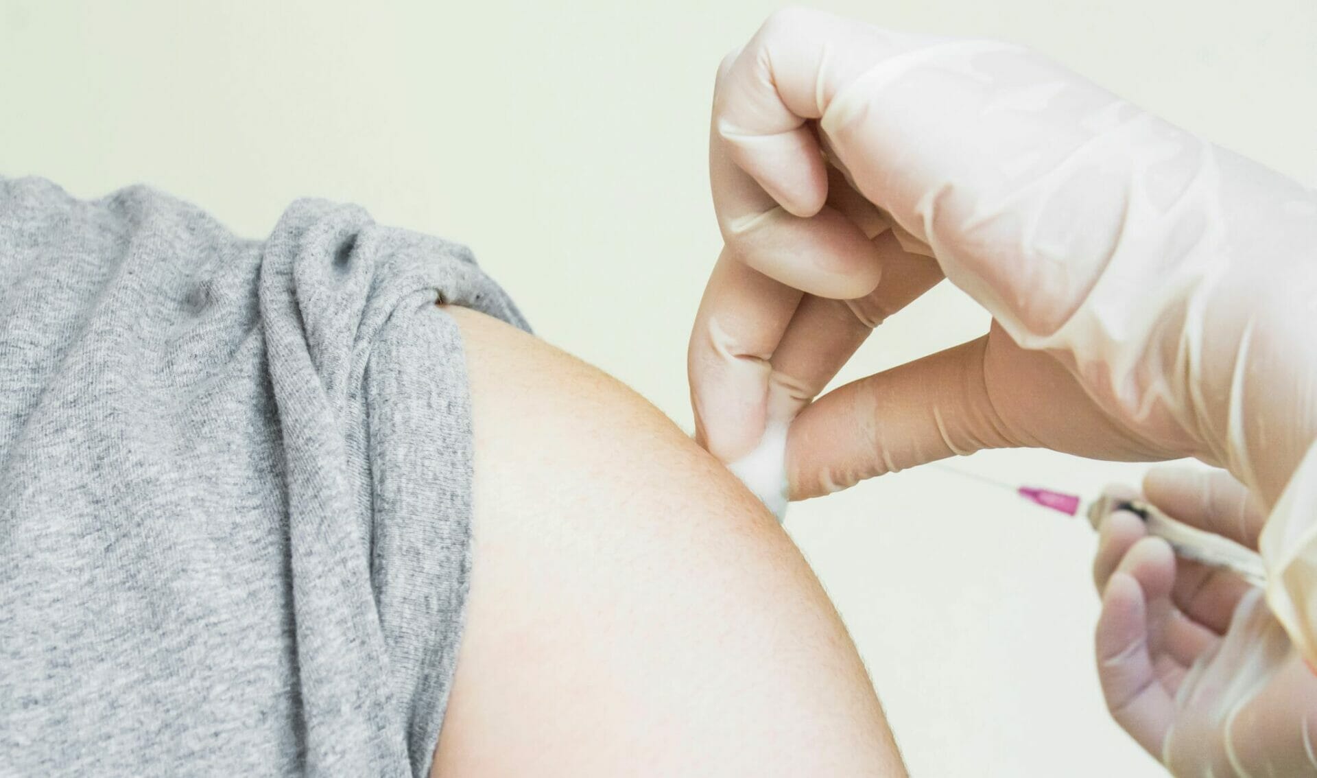 今年秋季接種 COVID-19 及流感疫苗增強免疫力